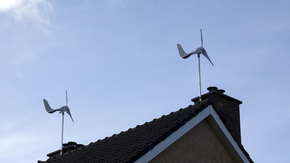 Die eigene kleine Windturbine auf dem Hausdach liefert Strom